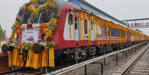 नेपालमा पनि आधुनिक प्रविधिको रेल सेवा शुरु, अब झण्डा हल्लाएरै रेल गुड्ने